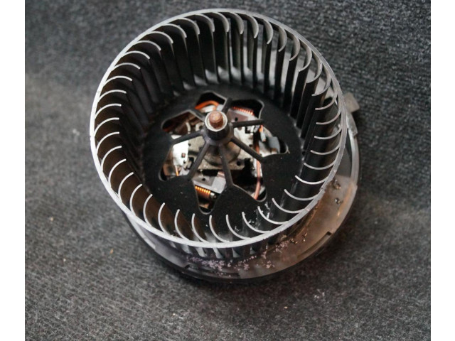 Центральная воздушная решётка    1K2819015C   Skoda Yeti (5L)