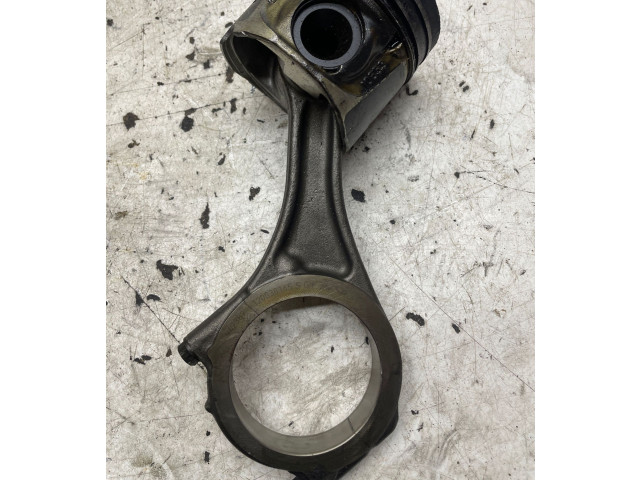 Поршень с шатуном V9X 120030165 Nissan Navara D40