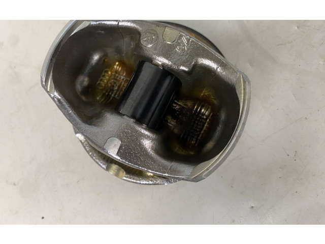  Поршень DNUE 06KBG, 82.435  Audi A3 S3 8V  