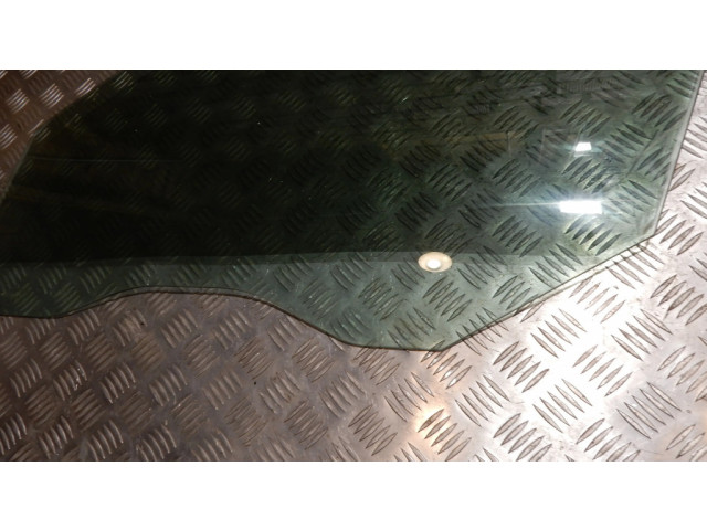 Основное стекло передних дверей (четырехдверного автомобиля)