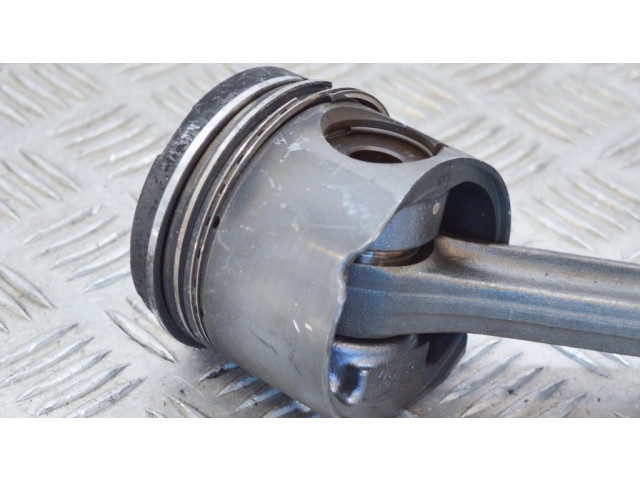 Píst BMW 5 E39 pro naftový motor 2.5 M57 D25 (256D1)