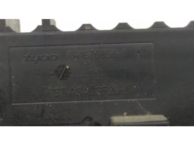 Pojistková skříňka 016706581A Mercedes-Benz E W212 2011