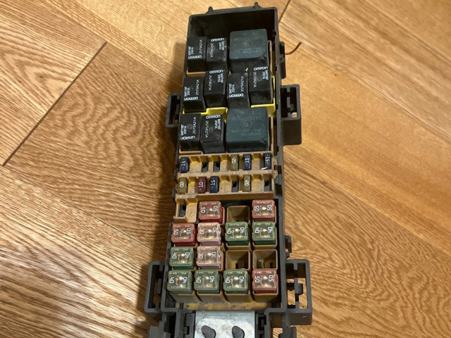 Блок предохранителей Jeep Grand Cherokee (WJ)