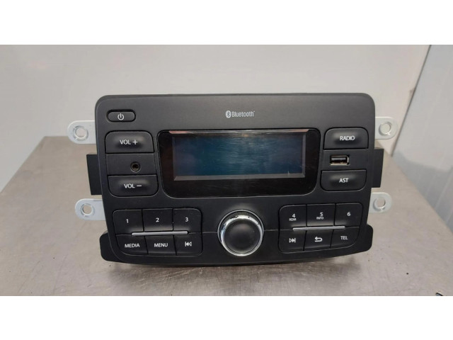 Радио/ проигрыватель CD/DVD / навигация