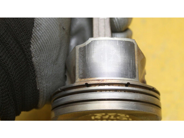 Поршень с шатуном Skoda Octavia Mk2 (1Z)