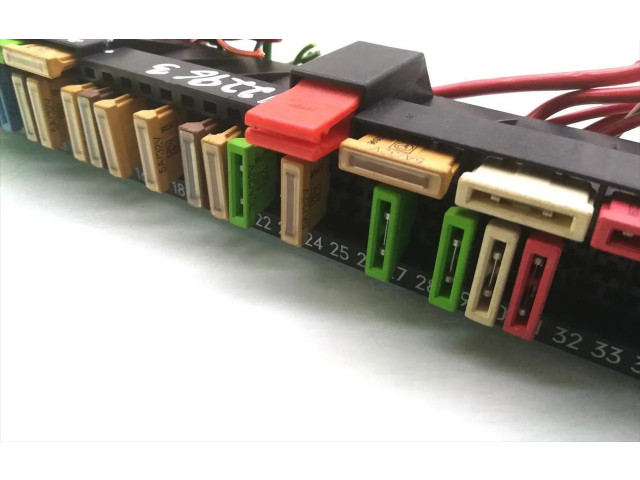 Pojistková skříňka BMW 5 E39 1998