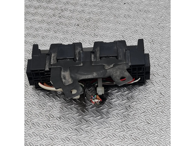 Блок предохранителей    Subaru Forester SJ    