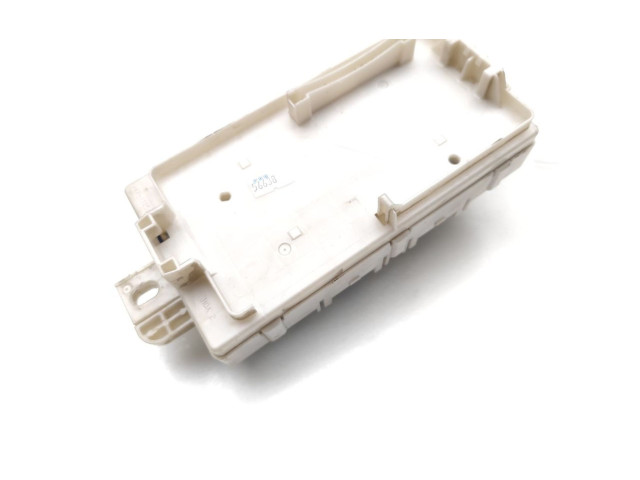 Блок предохранителей Mitsubishi L200