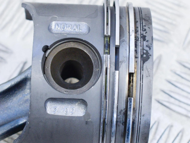 Píst A6460300220, A6460301017 Mercedes-Benz CLC CL203 pro naftový motor 2.1 OM 646.963