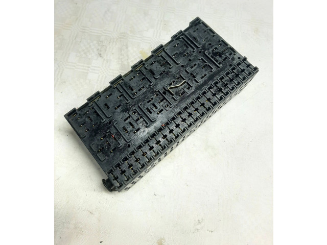 Блок предохранителей  357937039   Volkswagen Transporter - Caravelle T4    