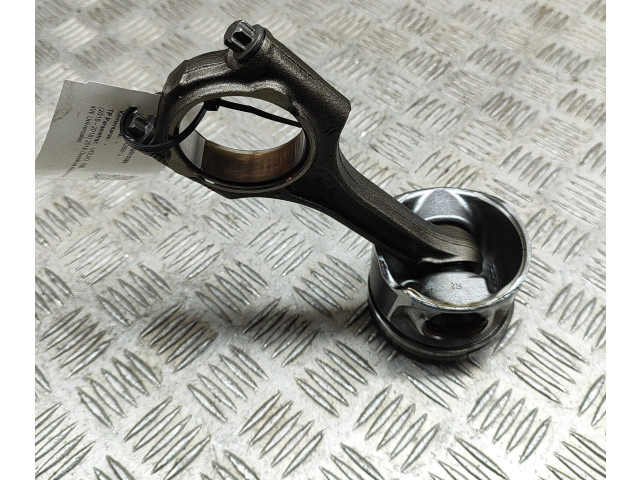  Поршень D 4204 T14 31430898, 31375187  Volvo V60  