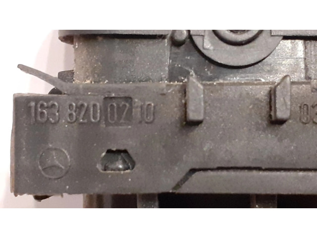 Кнопка крюка в багажнике