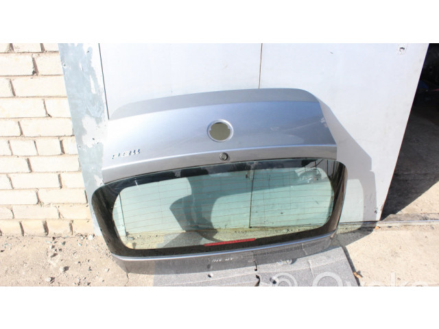 Задняя крышка (багажника)