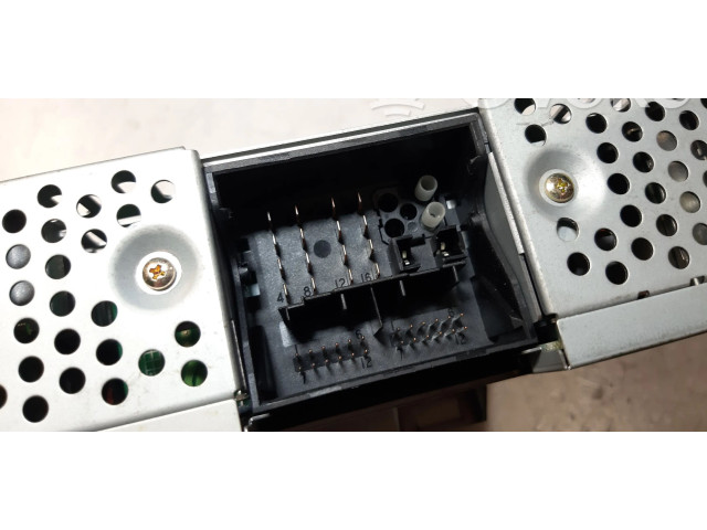 Радио/ проигрыватель CD/DVD / навигация