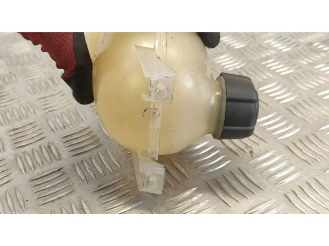 Расширительный бачок охлаждающей жидкости