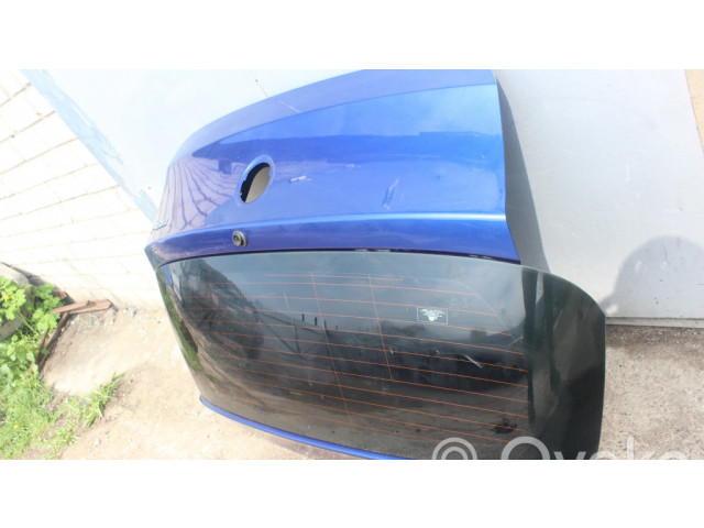 Задняя крышка (багажника)