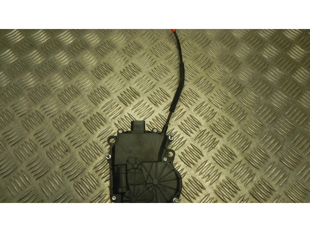 Притягиватель задней крышки