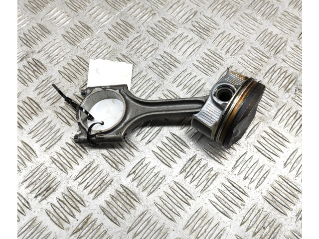 Поршень B 4204 T47 32298424, 31401957 Volvo XC40