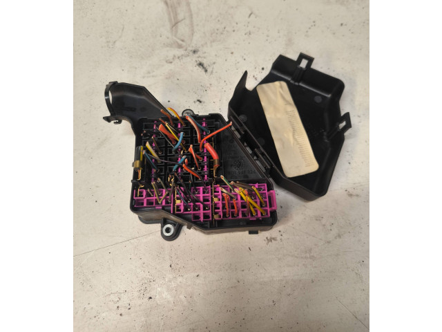 Блок предохранителей 8D1941824 Skoda Octavia Mk1 (1U)