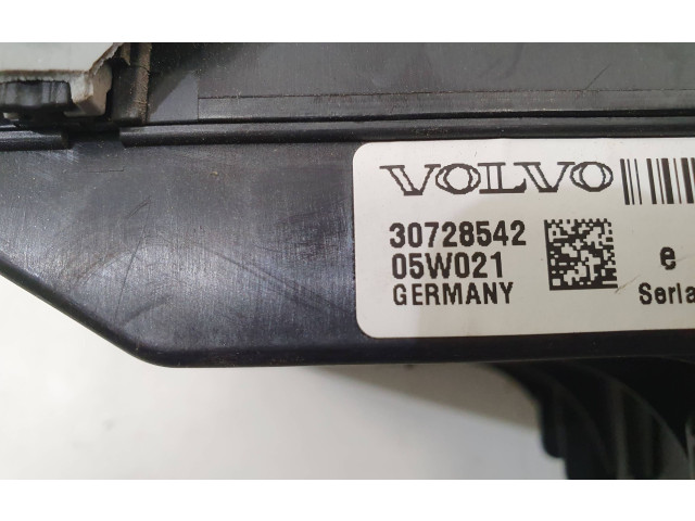 Блок предохранителей 30728542   Volvo S80    