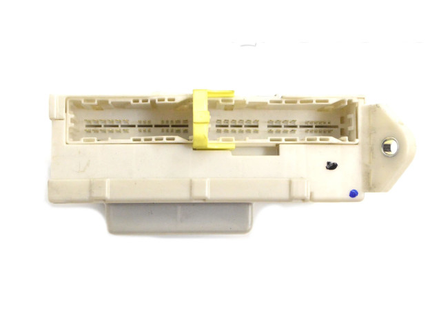   Pojistková skříňka 8273030B63   Lexus GS 300 350 430 450H 2009