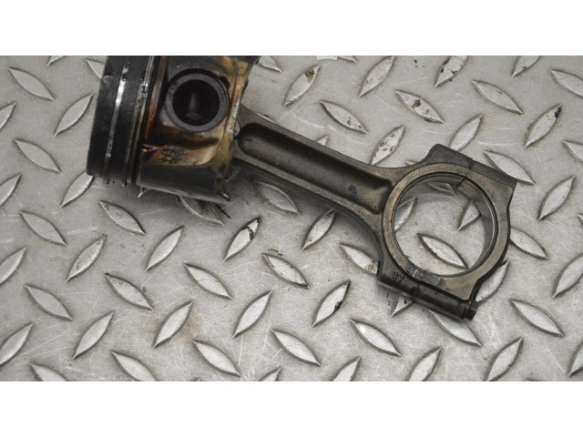 Píst Opel Vivaro M9R 784