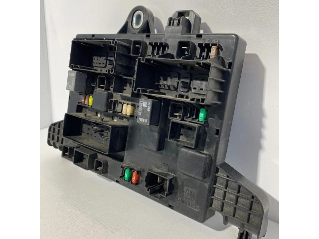 Pojistková skříňka 365927271, 13302300 Opel Astra 2010