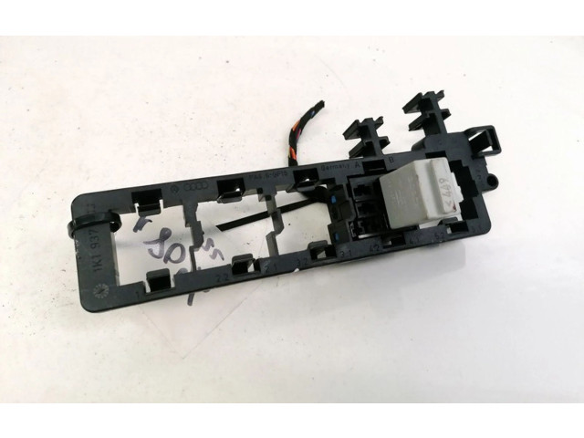 Блок предохранителей  1K1937503   Skoda Octavia Mk2 (1Z)    