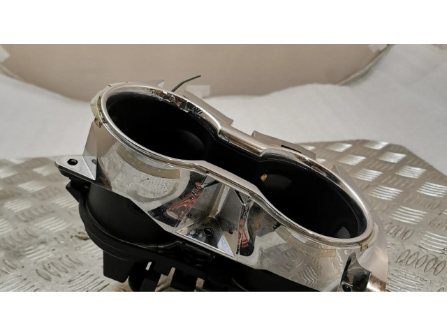 Передний держатель чашки