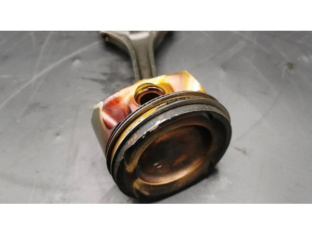 Píst A2701917 Mercedes-Benz CLA C117 X117 W117 pro benzínový motor 2.0 270920