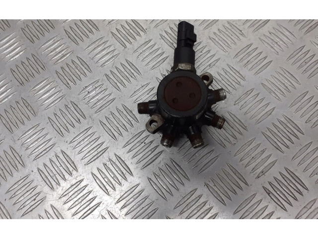 Топливная рампа 8200057345   Renault Clio II  