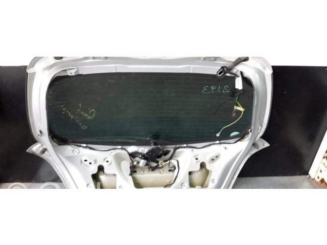 Задняя крышка (багажника)