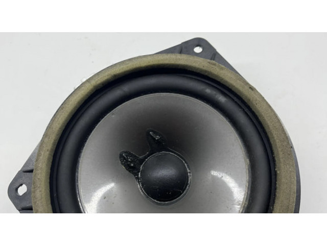 Громкоговоритель (громкоговорители) в задних дверях