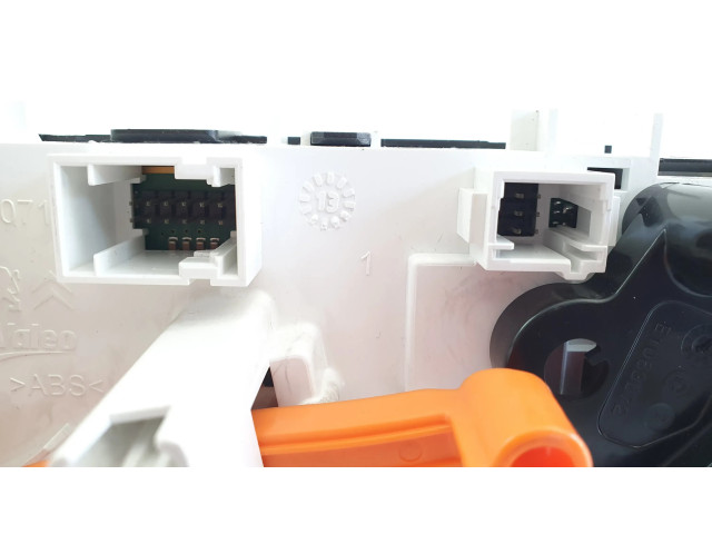 Блок управления климат-контролем 96722483ZD   Peugeot 2008 I