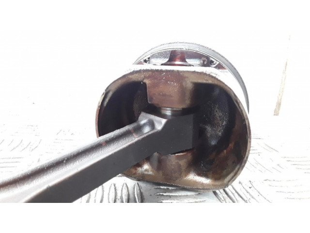 Píst Saab 9-7X pro benzínový motor 4.2