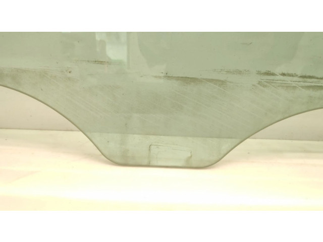 Основное стекло передних дверей (четырехдверного автомобиля)