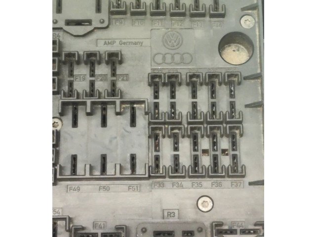 Pojistková skříňka 1K0937124K Volkswagen Caddy 2009