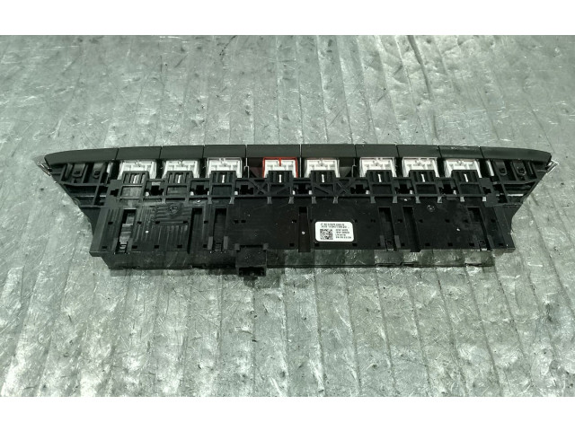 Блок предохранителей 5E3925200G Skoda Octavia Mk4