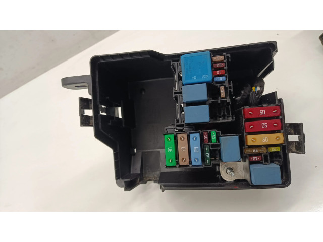 Блок предохранителей  243805284R, 243127363R   Dacia Spring    