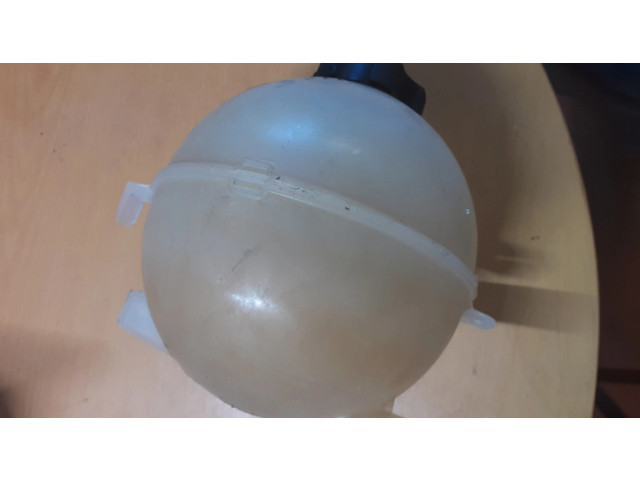 Расширительный бачок охлаждающей жидкости