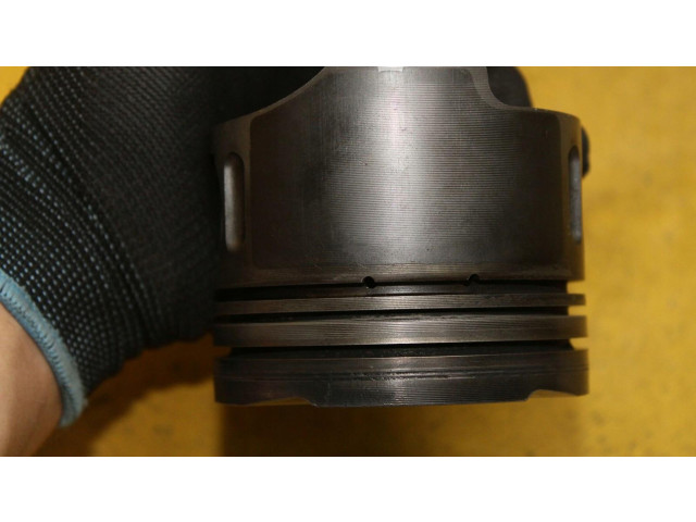 Píst Mercedes-Benz C W203