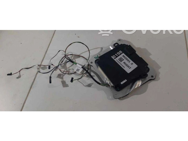 Vstřikovací lišta 105018300D, 21092015   Tesla Model X     