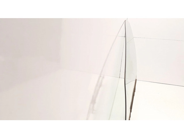 Основное стекло передних дверей (четырехдверного автомобиля)