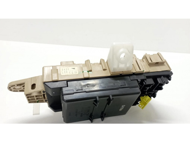 Блок предохранителей 8922630030   Lexus GS 300 400 430    
