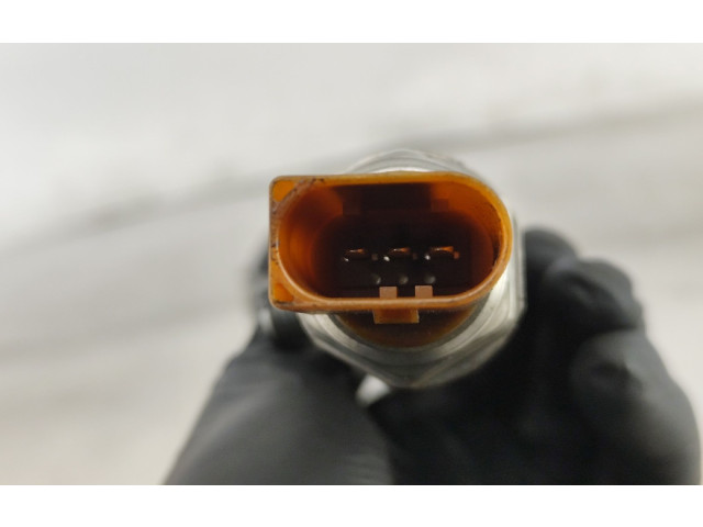 Топливная рампа 03L130089R   Audi A1  