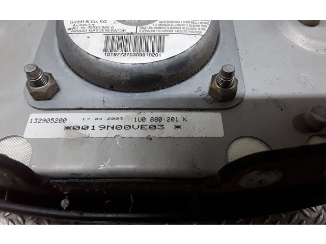 Подушка безопасности водителя 1U0880201K   Skoda Octavia Mk1 (1U)