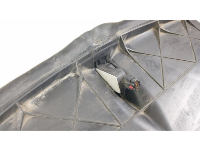 Другая деталь отсека двигателя