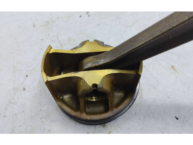  Поршень с шатуном    Maserati Quattroporte  