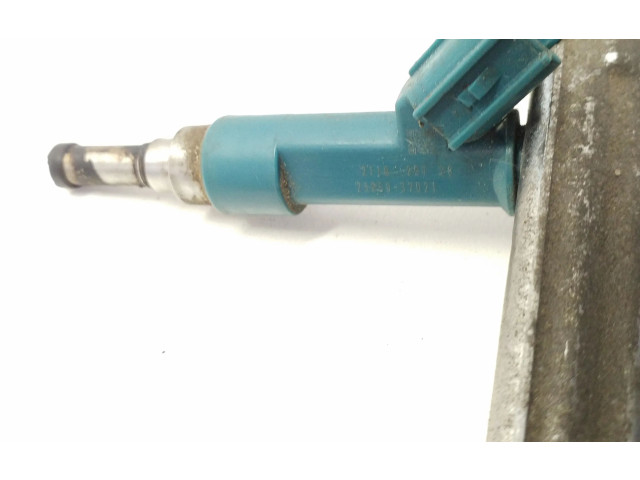 Vstřikovací lišta 2325037021 Toyota Prius+ (ZVW40)