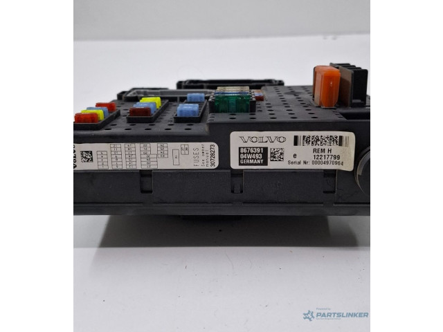 Блок предохранителей 8676391 Volvo S60